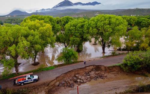 Las intensas lluvias que cayeron la madrugada de ayer causaron daños en la carretera libre que comunica a los municipios La Cruz y Ca-margo, Chihuahua, en los márgenes del río Conchos.