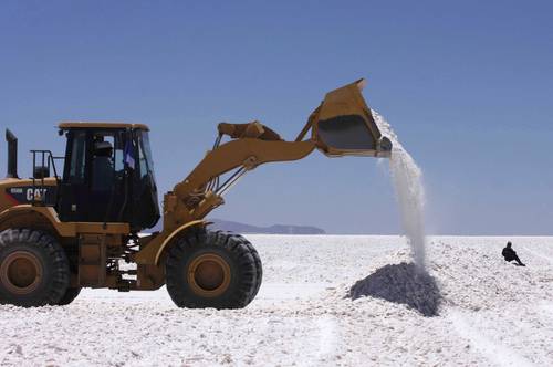 Un trascavo trabaja en la planta piloto de litio de Río Grande en el Salar de Uyuni, en el sur de Bolivia, que se estima posee alrededor de la mitad de las reservas mundiales de litio.
