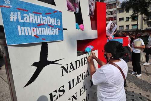 Familiares de los migrantes asesinados en 2010 en San Fernando, Tamaulipas, se manifestaron ayer en la capital del país en exigencia de justicia.