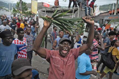Tres personas murieron a balazos desde el lunes en diferentes protestas en Haití, según un organizador de las manifestaciones y la policía, mientras se extiende un movimiento que exige la renuncia del primer ministro Ariel Henry. En las principales carreteras del sur del país hay barricadas, y el transporte público y los negocios están paralizados. Los inconformes denuncian la escasez de combustible y la inseguridad. En la imagen, una de las marchas.