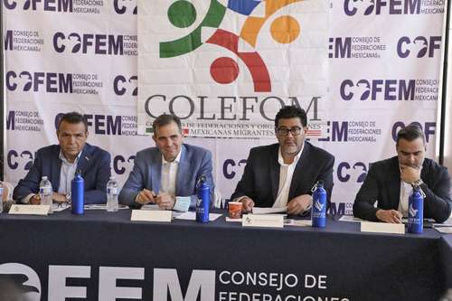 Francisco Moreno, director del Consejo de Federaciones Mexicanas (Cofem); Lorenzo Córdova, titular del INE, y Reyes Rodríguez, presidente del TEPJF, durante un acto el viernes en Los Ángeles.