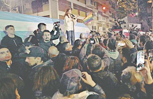  La vicepresidenta Cristina Fernández de Kirchner pidió serenidad y amor a la patria a sus simpatizantes. Foto Afp