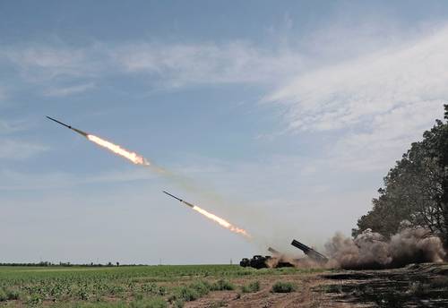 Una unidad de artillería ucrania dispara con un BM-27 Uragan, un lanzacohetes múltiple autopropulsado de 220 mm, en una posición cercana a la línea del frente en la región de Donietsk.