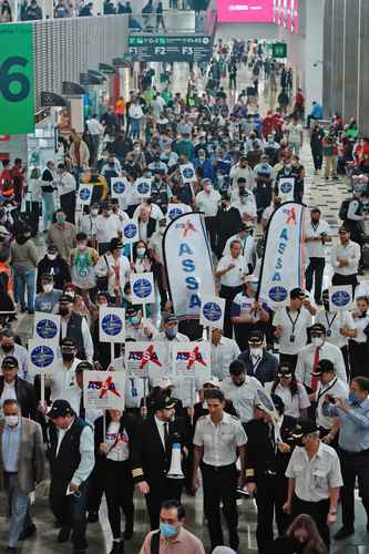 Decenas de integrantes de esa agrupación se manifestaron dentro de la terminal 1 del Aeropuerto Internacional.