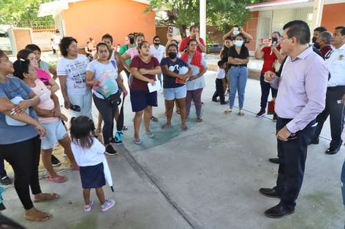 El secretario del ayuntamiento de Mazatlán, Sinaloa, Édgar González, acudió ayer al plantel de prescolar público Ovidio Decroly para atender a padres que protestaron por fallas en el sistema eléctrico, que impidieron el regreso a clases.