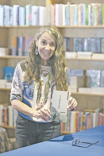 La poeta y cantante Carmen Leñero presentó el sábado pasado su título más reciente, El libro de papel arroz, en la librería Bonilla, ubicada en Coyoacán.