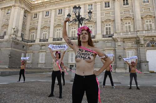 Miembros del grupo activista feminista Femen protestan frente al Palacio Real contra “una ola de agresiones sexuales y casos de sumisión química”, la cual consiste en drogar a una mujer para abusar de ella.