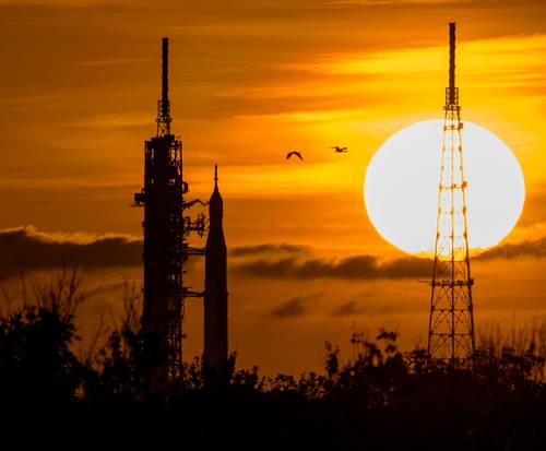 La NASA realizará el sábado un nuevo intento de lanzamiento de Artemisa 1 en un vuelo de prueba, después de que un problema con el motor detuviera su primera cuenta regresiva esta semana. Se informó que se están cambiando los procedimientos de carga de combustible. El cohete, de 98 metros, permanece en su plataforma en el Centro Espacial Kennedy.