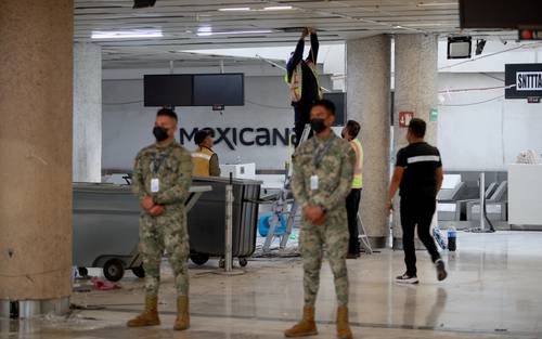  El área de mil 44.43 metros cuadrados en la Terminal 1 quedó custodiada por miembros de la Semar, con apoyo de personal de seguridad del AICM. Foto Alfredo Domínguez