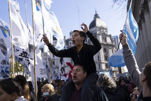 Partidarios de la peronista Cristina Fernández durante la manifestación de ayer contra el ataque y a favor de la democracia.
