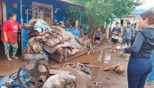 La alcaldesa de Múzquiz, Coahuila, Tania Flores (de espaldas), visitó zonas afectadas por las lluvias en el municipio, donde decenas de familias perdieron sus pertenencias.