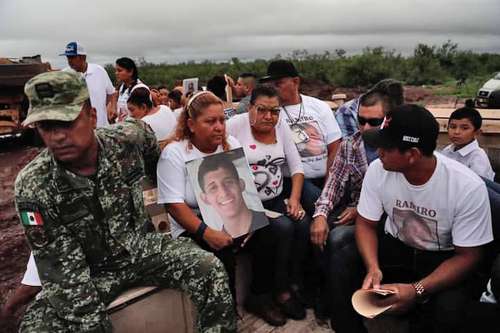 Debido a que el camino a la mina se inundó por las lluvias recientes, los asistentes a la misa, en su mayoría vestidos con playeras blancas, fueron trasladados en vehículos del Ejército Mexicano.
