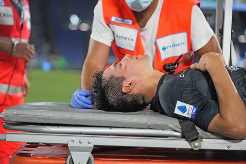 El Chucky Lozano sufrió conmoción debido a un choque con un defensa del Lazio, pero se reporta fuera de peligro.