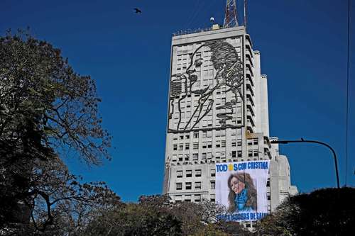 Una manta de apoyo a la vicepresidenta argentina, Cristina Fernández de Kirchner, en el edificio del Ministerio de Desarrollo Social, en Buenos Aires.