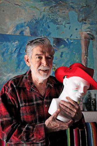 El artista jalisciense recibió a La Jornada en su casa estudio, rodeado por los objetos que encienden su creatividad. Foto Roberto García Ortiz