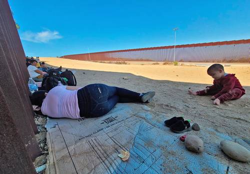 Unos 70 migrantes de Centro y Sudamérica están varados en territorio estadunidense en la frontera entre Tijuana y San Diego, a una temperatura de 35 grados centígrados, inusual en esta ciudad, cuyo pronóstico para la semana son 39 grados.