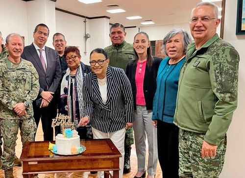 La jefa de Gobierno de la Ciudad de México, Claudia Sheinbaum, y la fiscal Ernestina Godoy estuvieron con Rosa Icela Rodríguez, a quien felicitaron por su cumpleaños.