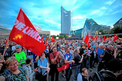 Manifestantes de izquierda protestan contra las políticas energéticas y sociales del gobierno de Alemania en Augustusplatz, Leipzig.