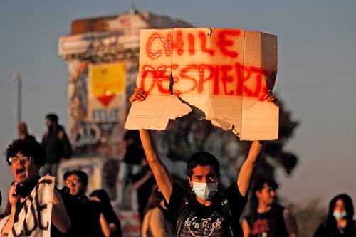Partidarios de una nueva Constitución en Chile se manifestaron ayer en la Plaza de la Dignidad de Santiago para exigir otro proceso.