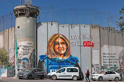Mural dedicado a la periodista de Al Jazeera Shireen Abu Akleh, en la ciudad de Belén, en la Cisjordania reocupada.