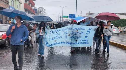 Integrantes de la Coordinadora Nacional Trabajadores de la Educación marcharon ayer por la avenida Madero rumbo al palacio de gobierno del estado, en Morelia, Michoacán, para exigir el pago de la segunda quincena de agosto a por lo menos 32 mil maestros.