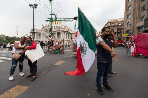 Comerciantes de banderas, símbolos y motivos patrios cerraron el Eje Central Lázaro Cárdenas, en su cruce con avenida Juárez, en demanda de que los dejen instalarse en la calle Francisco I. Madero, en el Centro Histórico.