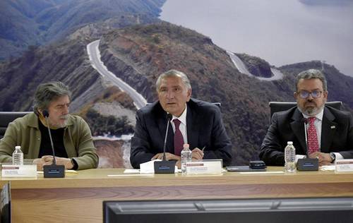 El titular de la Secretaría de Gobernación, Adán Augusto López (centro), acompañado de Rogelio Jiménez Pons, subsecretrio de Transportes, presentó a Jorge Nuño (derecha) como encargado de despacho en la SICT.
