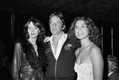 En imagen de 1975, el realizador y las actrices Corinne Cléry (derecha) y Sylvia Kristel, aparecen en el estreno de Historia de O.
