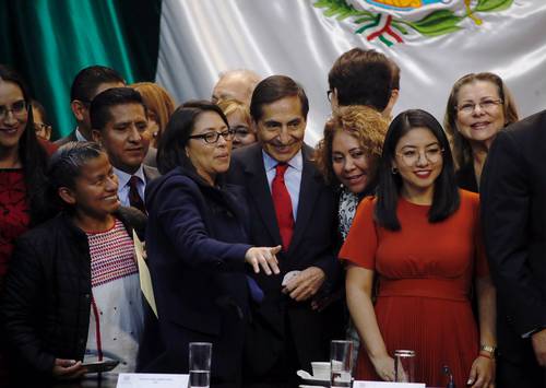 El secretario de Hacienda, Rogelio Ramírez de la O, se tomó la foto con las diputadas de Morena después de entregar el paquete económico 2023, el cual incluye el pago de más de un billón de pesos por los intereses de la deuda.