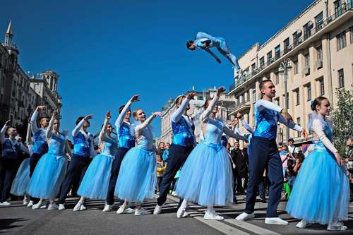 La celebración por el 875 aniversario de Moscú incluyó más de 200 actos culturales que se efectuaron ayer en algunas calles de esa ciudad para el disfrute de los habitantes que asistieron a la fiesta, que concluyó con fuegos artificiales y un magno concierto en el parque Zaryadye. En la imagen, bailarines durante su participación en los festejos.
