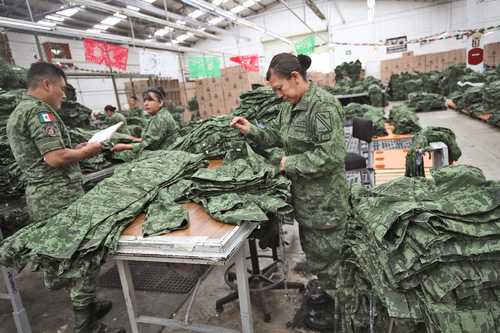 Decenas de militares participan en la confección y elaboración del nuevo vestuario que portarán el próximo año.