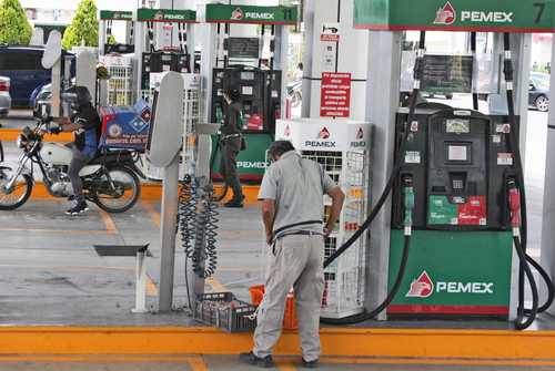 Si bien la mezcla mexicana de petróleo se vende más cara, el margen de recomprar petróleo en forma de combustible se disparó hasta 180 por ciento en un año. En la imagen, venta de energético en Tecamac.