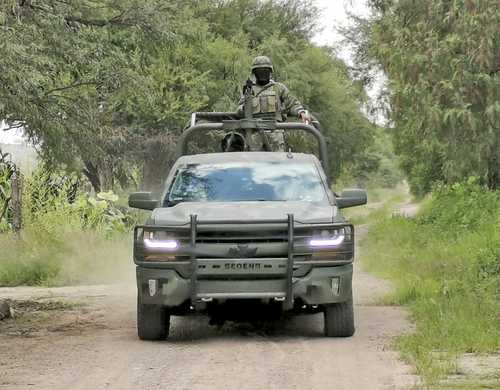 Elementos del Ejército Mexicano patrullaron carreteras y caminos rurales entre las comunidades Los Rodarte y Los Juárez, en las faldas de la Sierra de Cardos, municipio de Jerez, Zacatecas, donde ayer fueron encontrados los cuerpos de siete presuntos delincuentes.