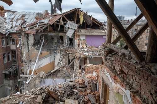 Un edificio de viviendas quedó destruido por el impacto de un misil en el centro de Járkov, en imagen captada ayer.