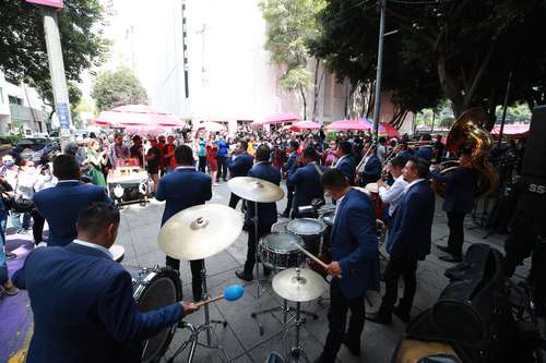 La Banda Sinaloense y el mariachi de la Secretaría de Seguridad Ciudadana de la Ciudad de México ofrecieron un concierto en el cruce de las calles Liverpool y Génova, en la Zona Rosa, como parte de los festejos por la Independencia.