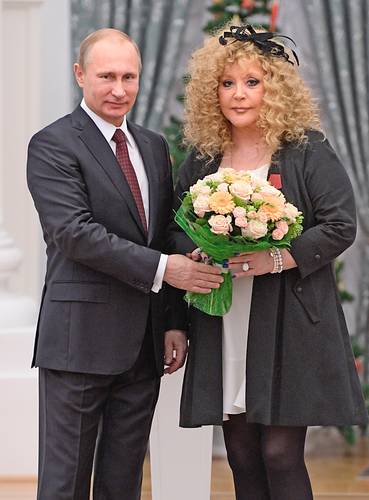 Vladimir Putin y Alla Pugacheva durante la ceremonia de entrega de los premios del Kremlin, en Moscú, en diciembre de 2014.