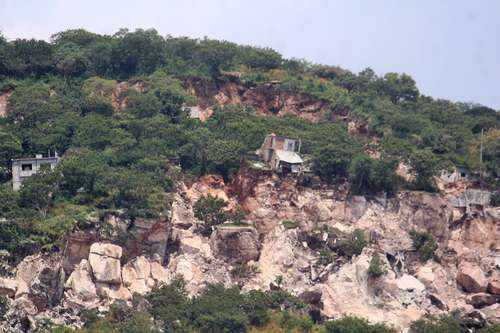 Más de 20 casas ubicadas en el cerro de las Piedras Preciosas de Jiutepec, Morelos, “quedaron volando” o partidas a la mitad debido al derrumbe ocurrido el 28 de septiembre de 2021.