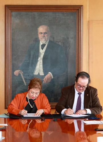 La directora de este diario, Carmen Lira Saade, y el secretario general de la UNAM, Leonardo Lomelí Venegas, firmaron el convenio para crear las becas Josetxo Zaldua Lasa.