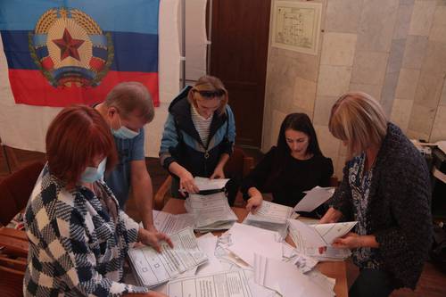 Conteo de votos de los refugiados de las regiones de Ucrania que son controladas por Rusia, en una casilla en Simferopol, Crimea.