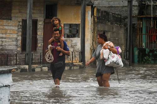 Calle inundada en Batabanó, Cuba, por las lluvias que provocó el huracán Ian, de categoría 3, al tocar tierra ayer en la madrugada en el oeste de la isla.