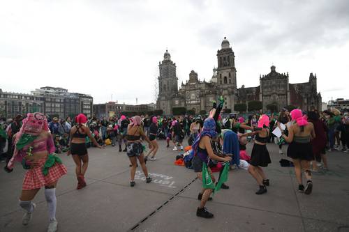  Con cantos y bailes, mujeres se manifiestan en la plancha del Zócalo capitalino. Foto Yazmín Ortega Cortés