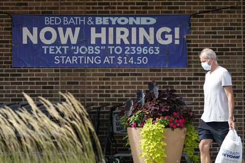 Las ofertas de empleo en Estados Unidos registraron en agosto su mayor caída en casi dos años y medio, en una muestra de que el mercado laboral está empezando a enfriarse mientras se busca controlar la inflación con altas tasas de interés. Imagen en Deerfield, Illinois.