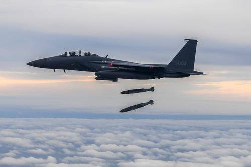 Un avión F-15K de la fuerza aérea de Corea del Sur lanza dos bombas, durante un ataque directo conjunto con Estados Unidos contra un objetivo virtual en el mar Amarillo.