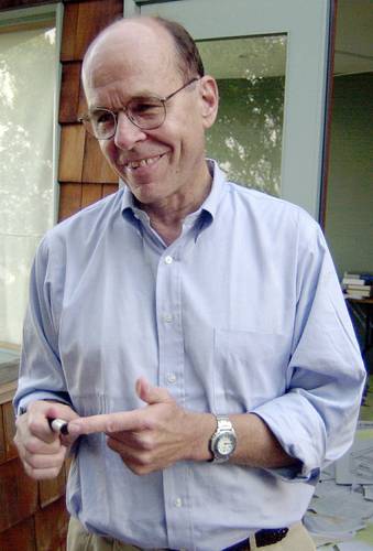  Sharpless, en el balcón de su oficina en su casa en California, en 2001. Foto Afp