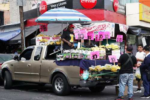 Comercio de frutas sobre ruedas, sistema cada vez más común en la ciudad.
