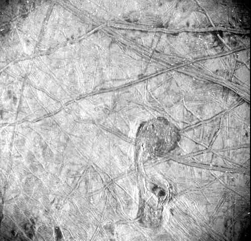 Las características de la superficie de la luna helada Europa de Júpiter se revelan en una imagen obtenida por la Unidad de Referencia Estelar (SRU) de Juno durante el sobrevuelo de la nave espacial el 29 de septiembre de 2022.
