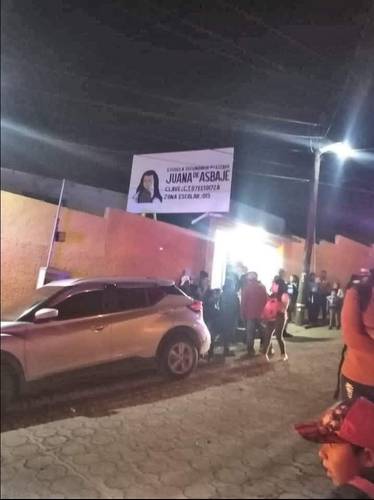 Padres de familia fueron por sus hijos el viernes a la secundaria Juana de Asbaje, municipio de Bochil, Chiapas, tras ser informados de que éstos tenían síntomas de intoxicación.