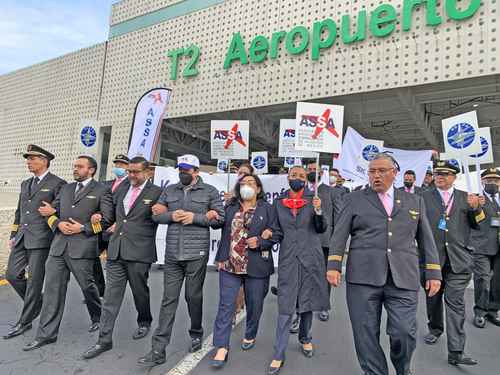 Pilotos aviadores marcharon dentro de la terminal 2 para protestar por la falta de pagos.