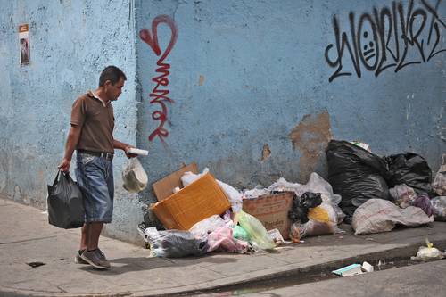 Bolsas con basura se acumulan en la esquina de las calles Zaragoza y Bustamante, en la capital de Oaxaca, luego del cierre del relleno sanitario, el pasado sábado.