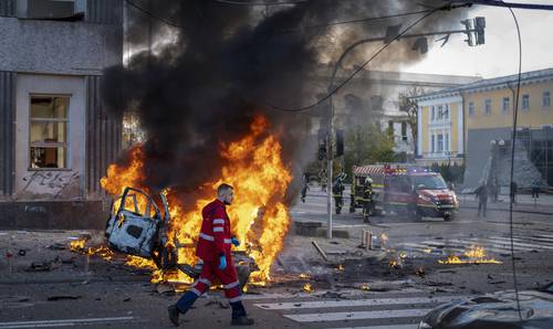 Movilización de paramédicos, ayer en Kiev, tras el ataque de Rusia el lunes.